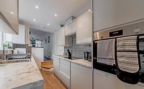 Modern 2 Bed 2 Bath House In Sittingbourne By Splendid Stays